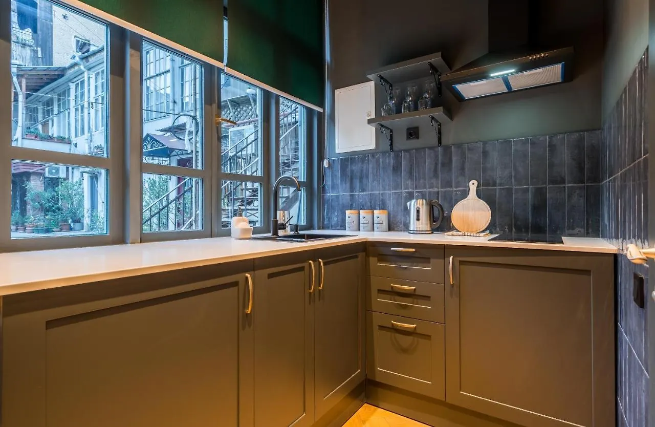 Emerald Deluxe Apartment - City Center Tbilisi